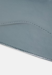 HVISK CRANE GLOSSY STRUCTURE - Käsilaukku - graphite green