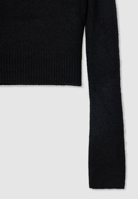 Czarny, krótki sweter z długimi rękawami, wykonany z miękkiego, teksturowanego materiału. Posiada prążkowany dół oraz gładkie wykończenie rękawów.