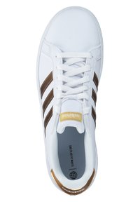 Białe buty sportowe z brązowymi paskami, z gładką syntetyczną cholewką, płaskimi sznurówkami i złotym logo na języku.