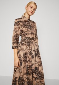 ANDIATA SINNE - Paitamekko - beige/brown/black