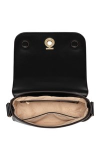 Borsa a mano in pelle nera con chiusura in metallo dorato. L'interno è dotato di rivestimento beige, una tasca con zip e due scomparti per l'organizzazione.