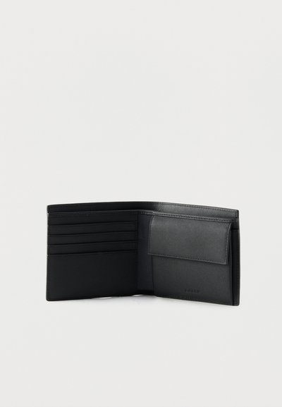 Μαύρο δερμάτινο δίπτυχο πορτοφόλι με πέντε υποδοχές καρτών αριστερά και θήκη για κέρματα με καπάκι δεξιά, εμφανίζεται ανοιχτό σε λευκό φόντο.