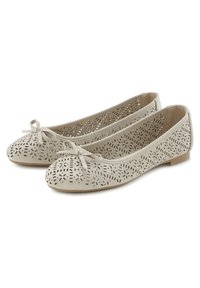Beige Wildleder Ballerinas mit aufwendigen Ausschnittmustern, einer runden Zehenpartie und einer Schleifendetail an der Vorderseite. Flache Sohle.