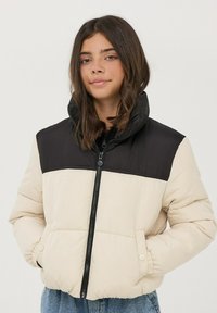 Kurtka puchowa z kremową dolną częścią i czarną górną częścią, z zapięciem na zamek, kieszeniami bocznymi i elastycznymi mankietami.