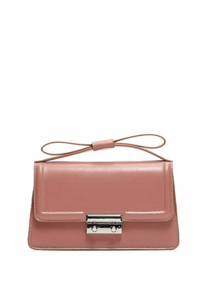 Pochette rectangulaire en cuir rose poudré avec une fermeture argentée et une fine anse en boucle formant un nœud sur le dessus.