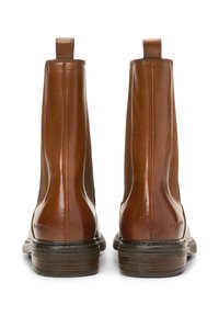 Bottines en cuir marron avec une finition lisse, bout arrondi et panneaux latéraux élastiques ; petit talon empilé ; languette à l'arrière pour un enfilage facile.