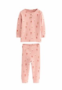 Lyserød bomulds pyjamas sæt med en langærmet top med knapper og blomsterprint i rød og creme, parret med matchende tætsiddende bukser.