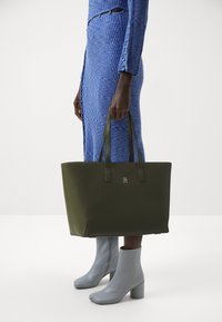 Tommy Hilfiger CHIC TOTE - Velika torba - utility olive