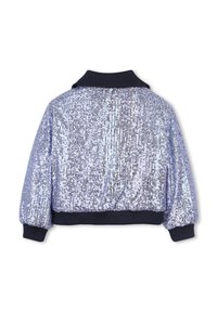 Blaue Paillettenjacke mit langen Ärmeln, schwarzem Rippenkragen, -bündchen und -saum, von hinten auf einem weißen Hintergrund gezeigt.