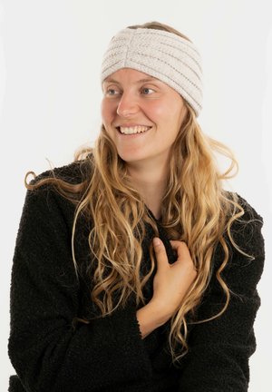 Bandeau tricoté gris clair avec de larges rayures verticales et un motif texturé, porté par une personne ayant de longs cheveux ondulés, sur fond blanc.