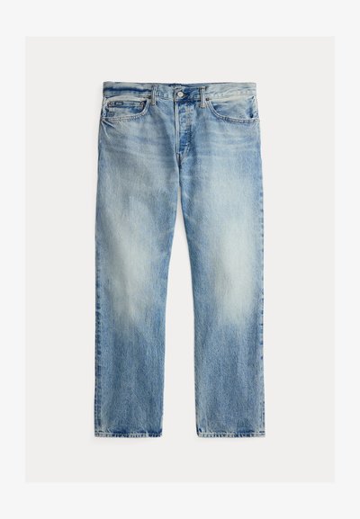 Jeans azzurri chiari sbiaditi a gamba dritta con cinque tasche e chiusura con bottoni, distesi su uno sfondo bianco.