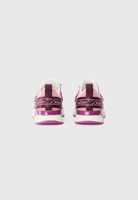 Roze i bijele tenisice od mrežaste tkanine, sjajna ljubičasta peta i prepoznatljivo crno "Versace Couture" brendiranje na leđima.