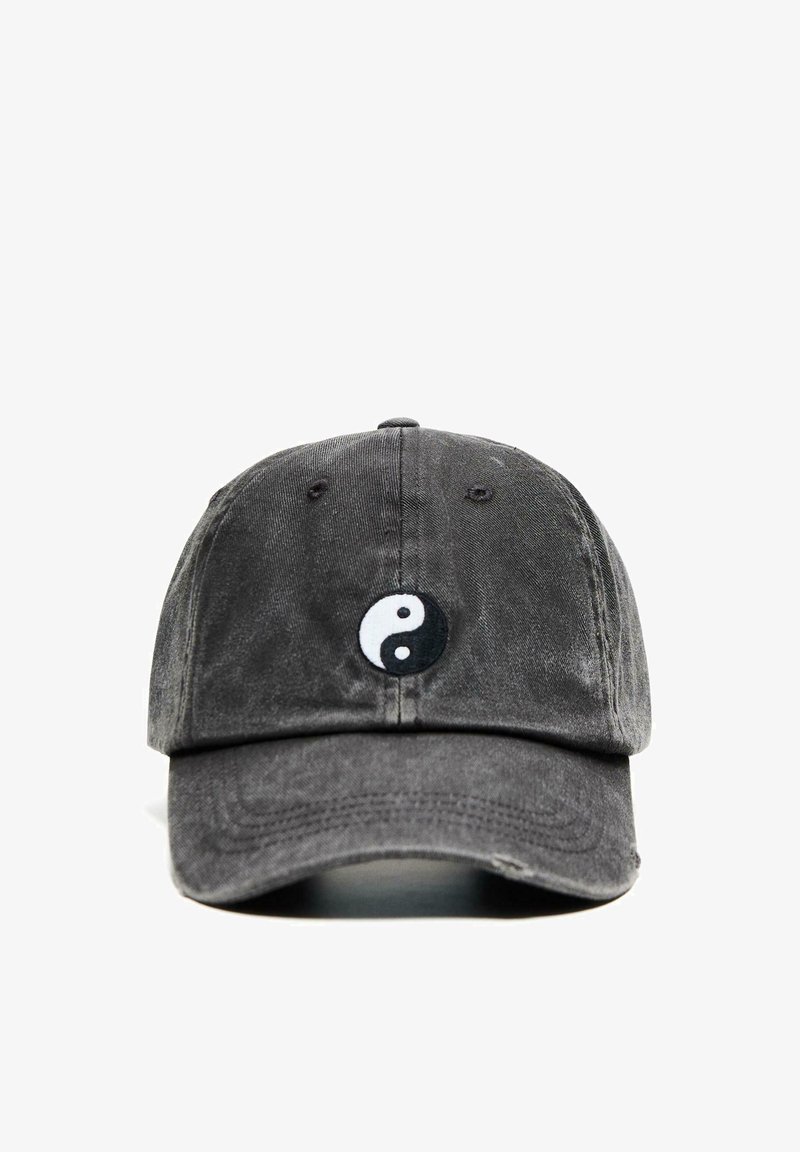 Casquette de baseball en denim noir avec un symbole yin-yang blanc et noir brodé au centre avant.