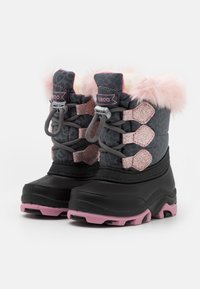 Bottes de neige noires et grises avec un motif léopard, des accents roses et une bordure en fausse fourrure. Elles disposent de lacets ajustables et d'une semelle en caoutchouc antidérapante.