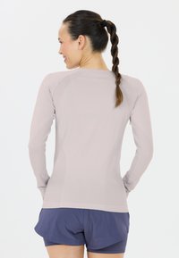 Hellgraues, langärmeliges Sportoberteil mit gerippter Textur und enganliegendem Design, kombiniert mit dunkelblauen Shorts. Rückansicht dargestellt.