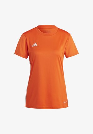 Maglietta sportiva arancione realizzata in tessuto traspirante, con maniche corte, scollo rotondo e dettagli bianchi ai lati e sul logo.