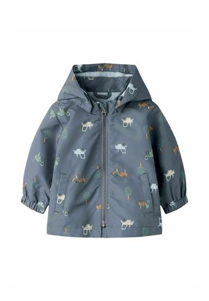 Gyermek szürke kapucnis dzsekije elülső cipzárral, elasztikus mandzsettákkal, enyhén zöld, narancs és fehér színű traktor és fa mintával.