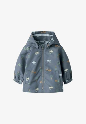 Gyermek szürke kapucnis dzsekije elülső cipzárral, elasztikus mandzsettákkal, enyhén zöld, narancs és fehér színű traktor és fa mintával.