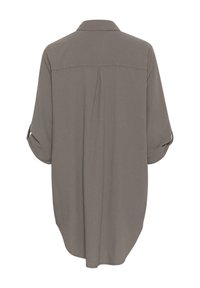 Blusa de manga larga en gris claro con cuello y dobladillo curvado, y mangas con botón para enrollar. Textura suave y corte holgado.