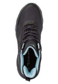 Melna pārgājienu apava ar teksturētu virsmu, ar tirkīza akcentiem un izturīgām auklām, izstrādāts atbalstam un saķerei.