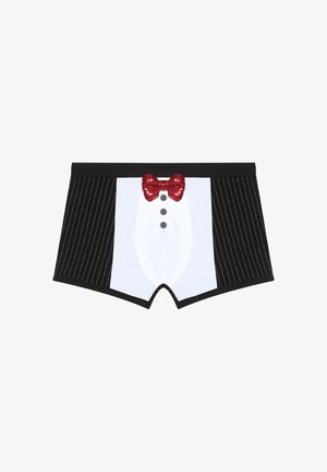 Pantaloni boxer in bianco e nero con stampa a smoking, con un pannello frontale bianco, righe nere e un papillon rosso in paillettes.