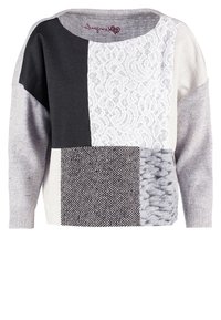 Pullover-Pullover mit einem Patchwork-Design, das schwarze, weiße und graue Abschnitte kombiniert und Spitzen-, Strick- und strukturierten Mustern vereint.