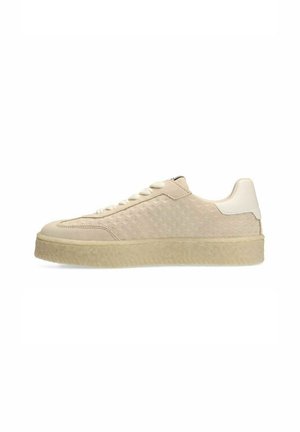 Lage beige suède sneaker met een gestructureerd patroon aan de zijkant, witte hielstuk en dikke doorzichtige rubberen zool.