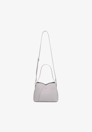 Sac à main en cuir gris clair avec couture courbée, poignée courte et longue bandoulière réglable, présenté sur fond blanc.