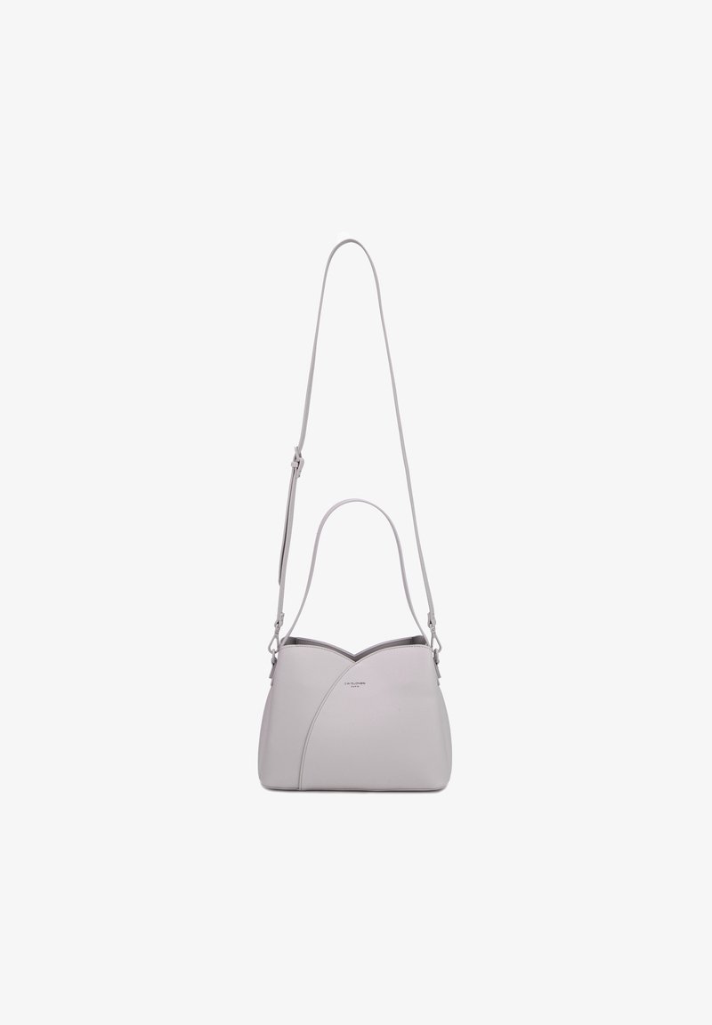 Sac à main en cuir gris clair avec couture courbée, poignée courte et longue bandoulière réglable, présenté sur fond blanc.