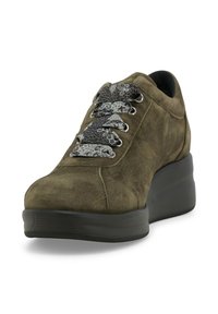 Sneaker in suede verde oliva con lacci neri testurizzati e suola piatta nera spessa. Presenta dettagli di cucitura sulla parte superiore.