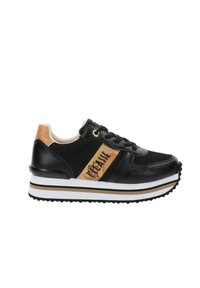Sneaker nera con tomaia in rete e sintetico, accenti in pelle beige, suola intermedia bianca con strisce nere e dorate, e suola in gomma tonda.