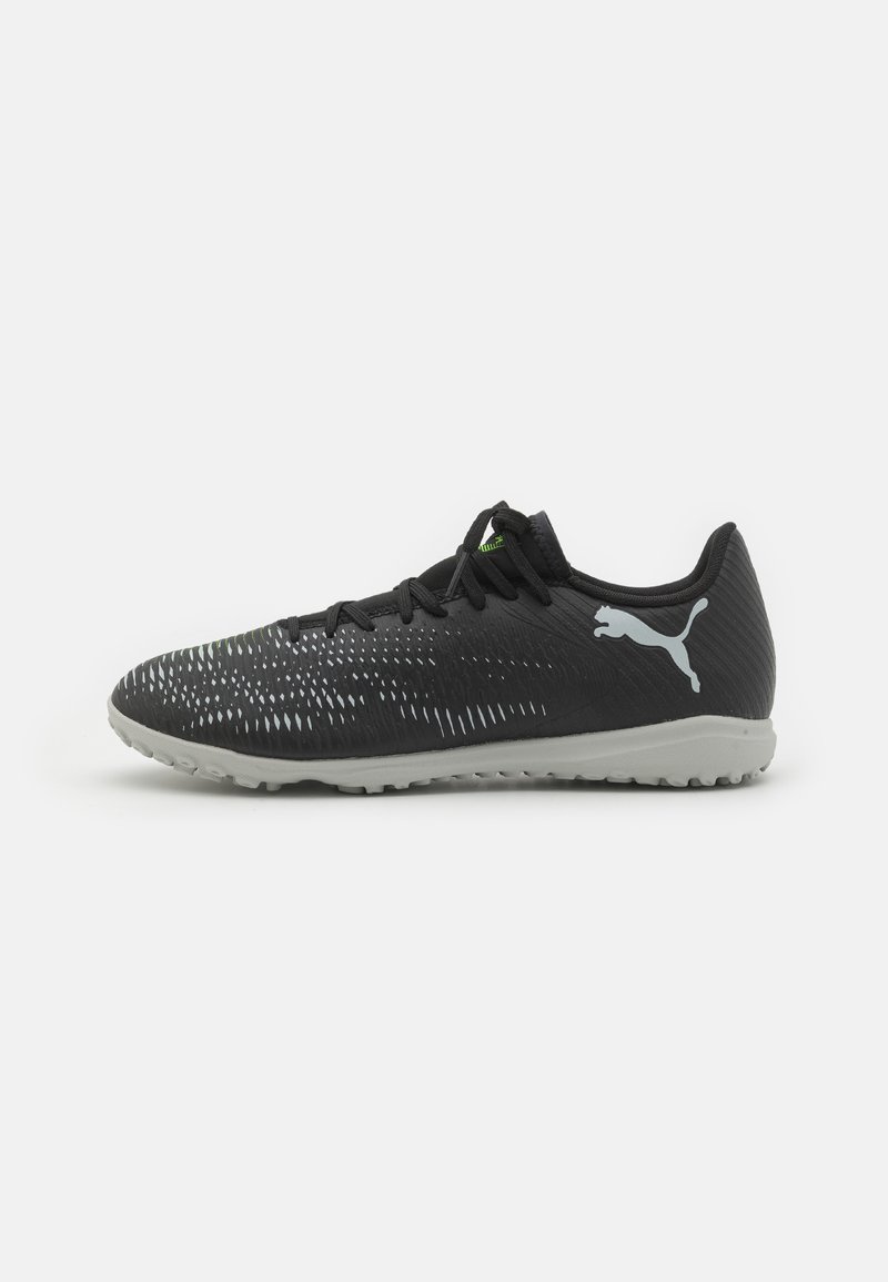 Zapatillas deportivas negras con parte superior texturizada, que presentan un diseño de patrón, suela gris y logotipo de PUMA en blanco en el costado.