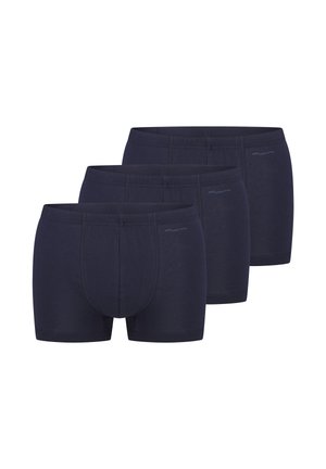 Trzy pary ciemnoniebieskich męskich bokserek o przylegającym kroju, ułożone w przesunięte, nakładające się kompozycje na białym tle.