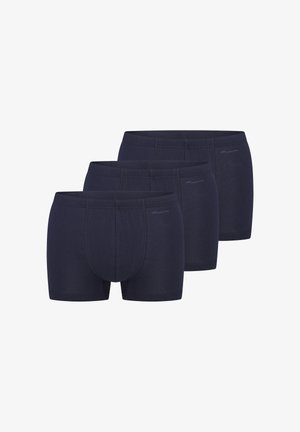 Tre par mørkeblå herre boxershorts med tætsiddende pasform, arrangeret i et overlappende, forskudt mønster på en hvid baggrund.