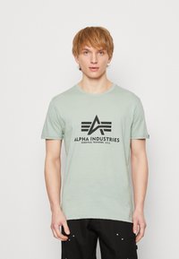 Alpha Industries - Print T-shirt - dusty green Thumbnail Image 1