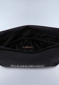 Borsa nera realizzata in materiale testurizzato con motivo a scacchi. Presenta una chiusura con zip e un'etichetta con il logo all'interno. Interno foderato.
