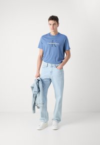 Calvin Klein Jeans HERO MONOGRAM TEE - Camiseta estampada - blue horizon