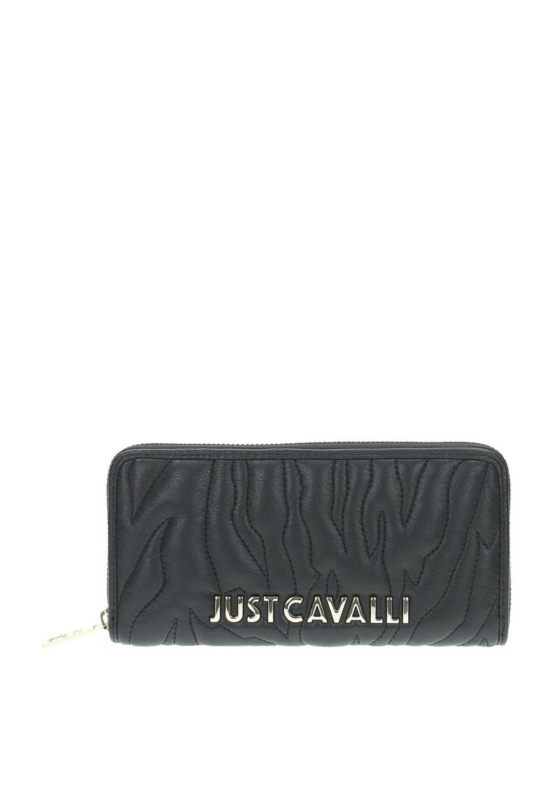 Cartera de cuero negro con patrón de olas texturizado, logotipo metálico "JUST CAVALLI", cierre de cremallera y diseño plano.
