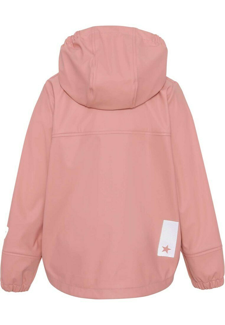 Rosa wasserdichte Jacke mit Kapuze, elastischen Bündchen und einem Aufnäher mit einem weißen Rechteck und einem roten Stern am unteren Rücken. Glatte Stofftextur.