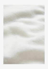 Unselected, cream