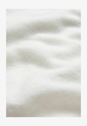 Blødt hvidt stof med en glat tekstur, der har subtile bølger og højder. Materialet virker let og luftigt.