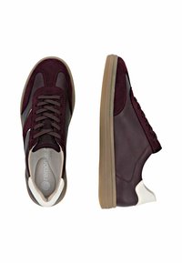 Burgundské tenisky vyrobené z veluru a kůže, s gumovou podrážkou, kulatou špičkou a kontrastními bílými akcenty na patě.