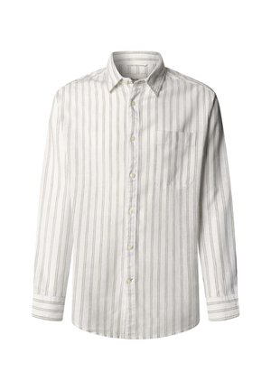 Valge pika varrukaga nööpidega särk peente vertikaalsete hallide triipudega ja vasaku rinnataskuga, esitletud ühevärvilise valge tausta ees.