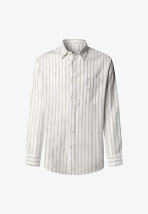 Biela košeľa s dlhými rukávmi, zapínaná na gombíky, s tenkými vertikálnymi sivými pruhmi a vreckom na ľavej strane na hrudi, zobrazená na jednoduchom bielom pozadí.