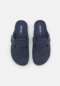 Pantofole navy in feltro con accentuazione a fibbia. Presentano fori di ventilazione e una soletta testurizzata. Taglia 41. Marchio Geox Respira visibile.