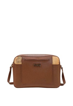 Bruine rechthoekige crossbodytas met voorvak en "KLASJE" metalen logo, met lichtbruine accenten en kaartdesign op de bovenste hoeken.