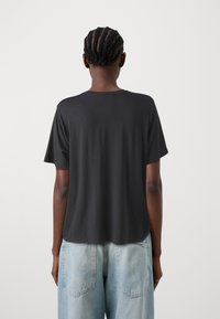 Vero Moda VMLINE - Jednoduché tričko - black