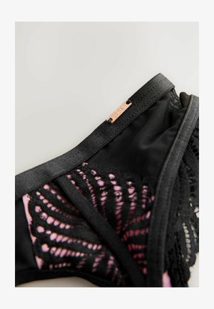 Sort blonde BH med pink inderside. Har et detaljeret blondermønster, justerbare stropper og et lille roseguld accentmærke.