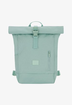 Rygsæk i lys mintgrøn stof med rulle-top design, justerbare stropper, frontlomme med lynlås og et lille logotag på siden.