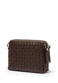 Vävd brun läder crossbody-väska med rektangulär form, med dragkedjestängning, silverfärgad hårdvara och ett avtagbart rem.